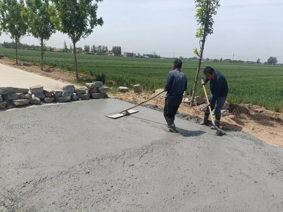 鄆城某村修繕農田生產路，打通農業生產“最后一公里”